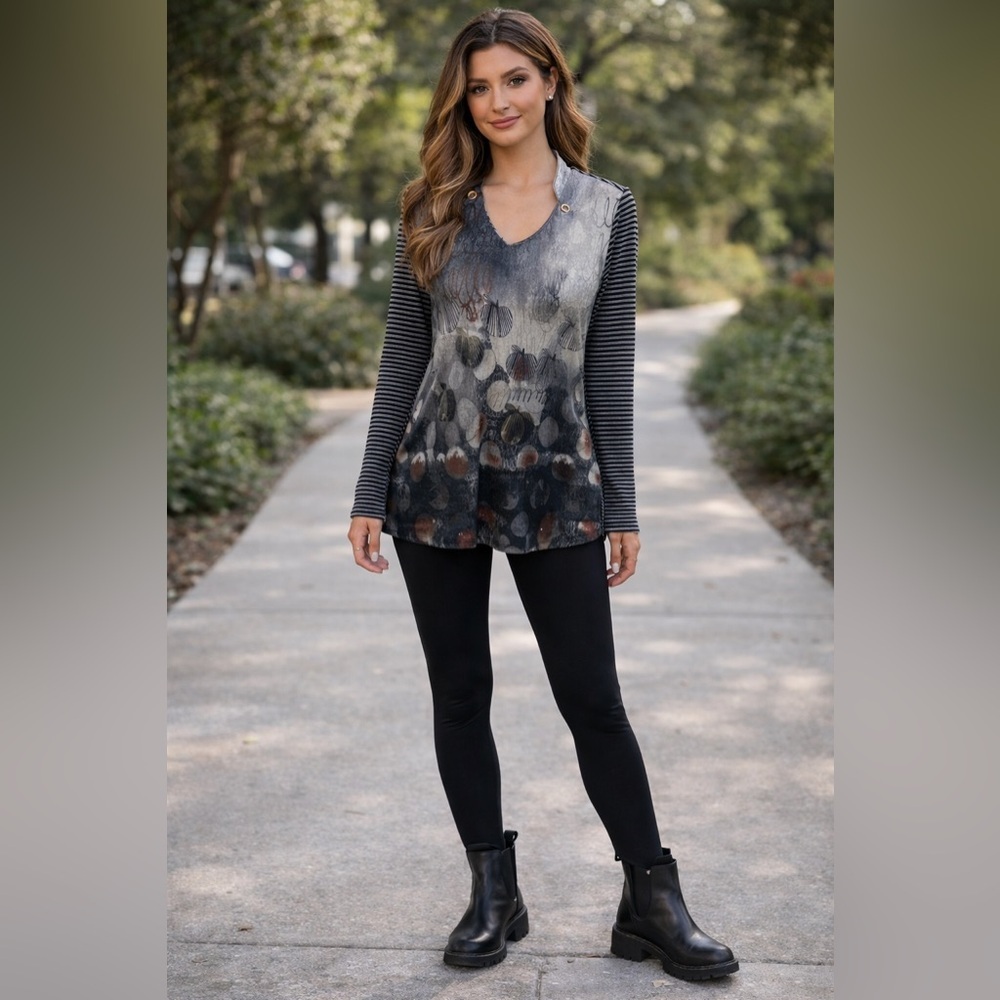 Women's Long-Sleeve V-Neck Printed Top in Black and Gray